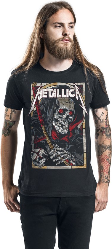 Man met lang haar en baard, draagt zwart T-shirt met Metallica logo en reaper.