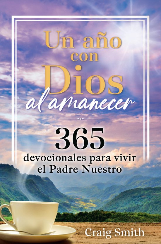 Couverture de livre avec le titre "Un año con Dios al amanecer. 365 devocionales para vivir el Padre Nuestro". Lever du soleil sur des montagnes avec une tasse de café au premier plan.
