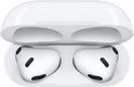 Twee witte AirPods in een open witte oplaadcase.