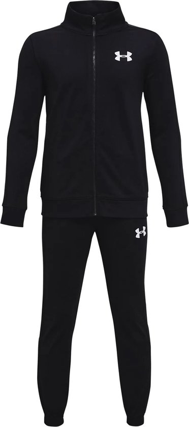 Zwart trainingspak met lange mouwen en ritssluiting op de voorkant, met witte Under Armour logo's op de borst en linkerbroekspijp.