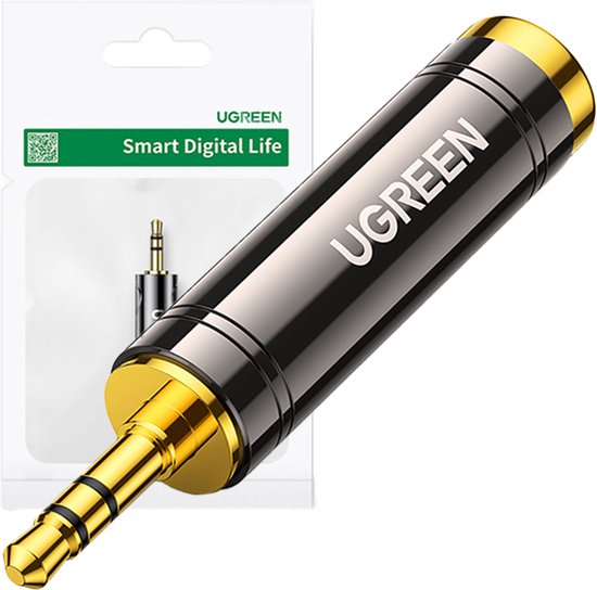 Zwarte audioadapter met gouden accenten en UGREEN-logo, in verpakking met "Smart Digital Life".