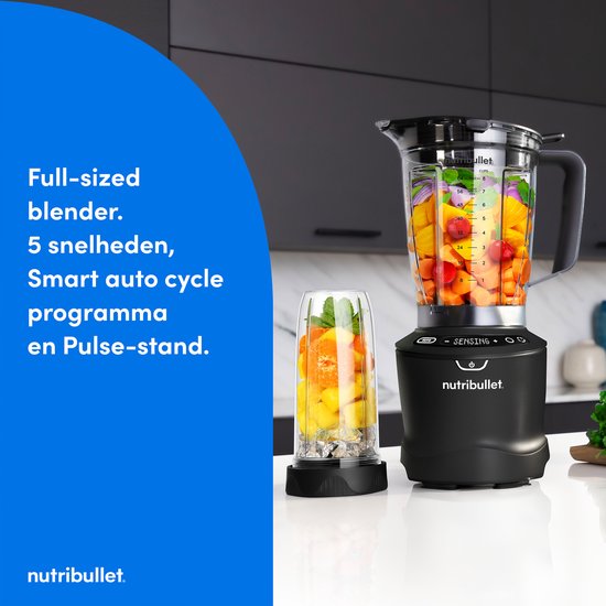 Zwarte Nutribullet blender met een volle kan met ingrediënten.