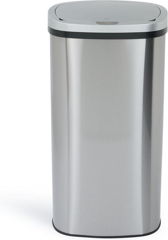 Poubelle en acier inoxydable avec couvercle argenté carré, debout sur fond blanc.