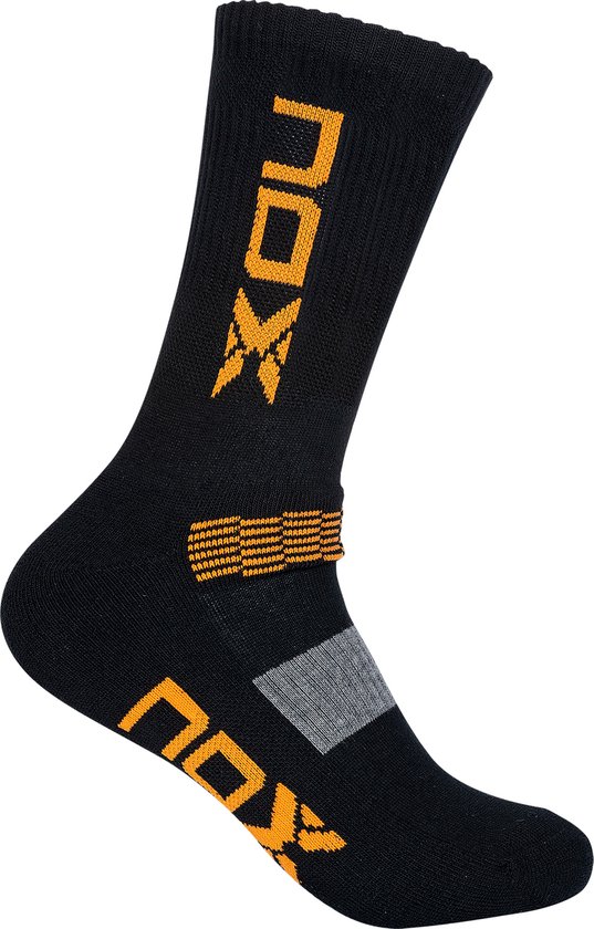 Zwarte sportsok van Nox met oranje logo en oranje band rond de enkel. Maat 39-45.