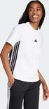 Model met gevlochten haar, draagt een wit t-shirt met zwarte Adidas strepen op de zijkant.