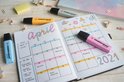 April-kalender met gekleurde STABILO BOSS Original stiften: blauw, geel en roze.