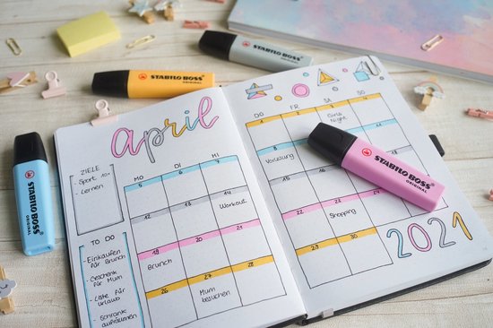 April-kalender met gekleurde STABILO BOSS Original stiften: blauw, geel en roze.