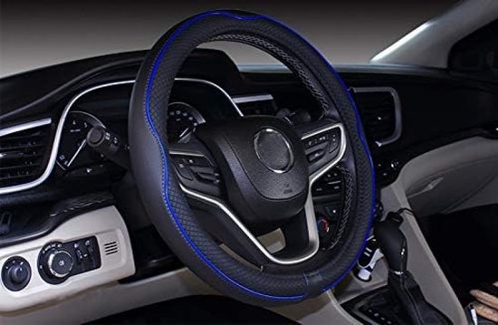 Zwarte stuurhoes met blauwe stiksels en een ruitpatroon, gemonteerd op een auto stuur.