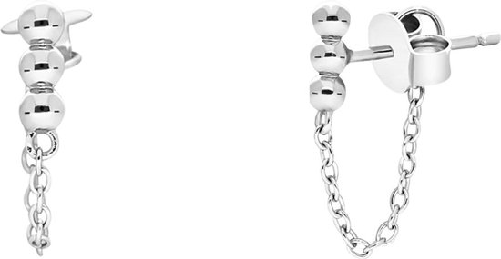 Paar zilveren oorbellen met drie bolletjes en een bevestigde schakelketting op witte achtergrond.