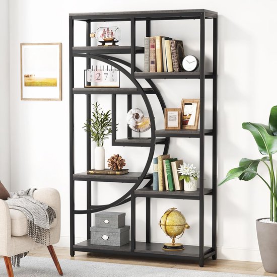Grijze boekenkast met 5 legplanken, metalen frame en decoratieve cirkelvormige details. Gevuld met boeken, planten, fotolijsten en een wereldbol.