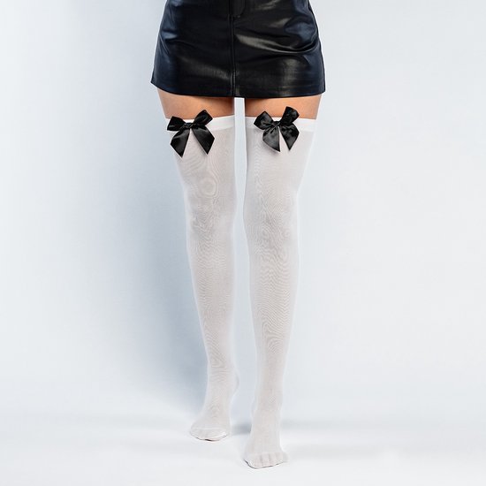 Witte dij-hoge kousen met zwarte strikken, gedragen met een zwarte leren rok.