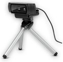 Webcam Logitech C920 noire sur un trépied argenté.