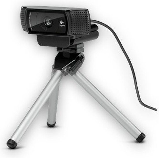 Webcam Logitech C920 noire sur un trépied argenté.