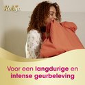 Een vrouw met krullend haar ruikt aan een oranje dekbed, met de tekst 'Voor een langdurige en intense geurbeleving'.
