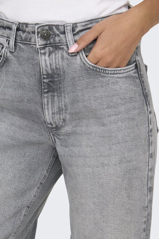 Close-up van een grijze jeans met wijde pijpen, hoge taille en voorzakken.