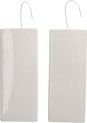 Twee witte, rechthoekige radiatordampers met metalen haakjes.