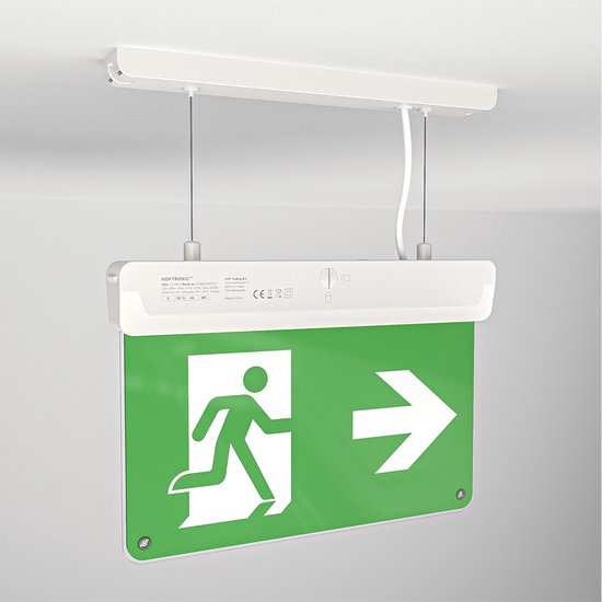 Een witte noodverlichtingsarmatuur met een groene "vluchtend persoon" pictogram en pijl naar rechts, hangend aan een wit ophangsysteem.