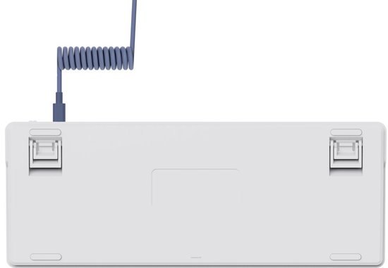 Onderkant van een wit gaming toetsenbord met verstelbare pootjes en een ingang voor de spiraalkabel.