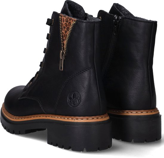 Zwarte leren veterlaarzen met leopardprint voering, rits en dikke profielzool.