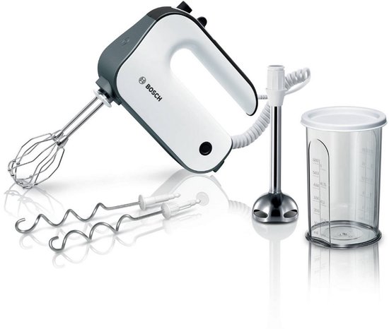 Witte Bosch handmixer met grijze accenten, slagroomkoppen, deeghaken, staafmixeropzetstuk en maatbeker.