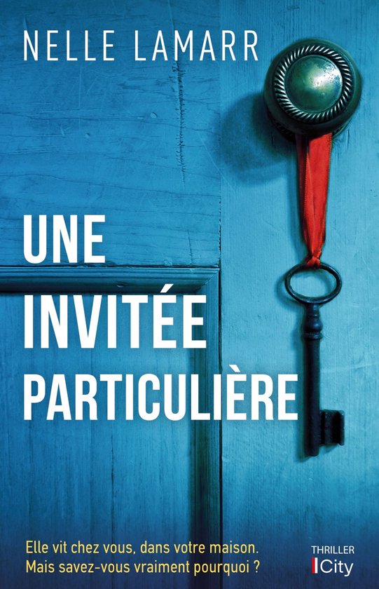 Boekhoes met de titel 'Une invitée particulière' door Nelle Lamarr. Een sleutel met rood lint hangt aan een deurklink.