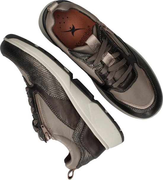 Twee taupe sneakers met rits, veters en metaalkleurige details.