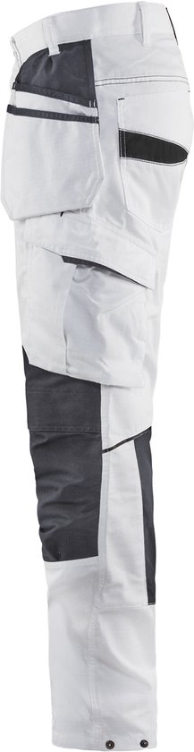 Zijaanzicht van witte Blåkläder werkbroek met ruime zakken op het been en donkergrijze accenten.