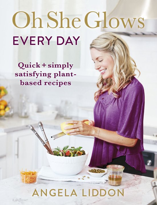 Boekomslag met de titel 'Oh She Glows EVERY DAY: Quick + simply satisfying plant-based recipes' door Angela Liddon. Een vrouw in een paarse top raspt een appel boven een salade.