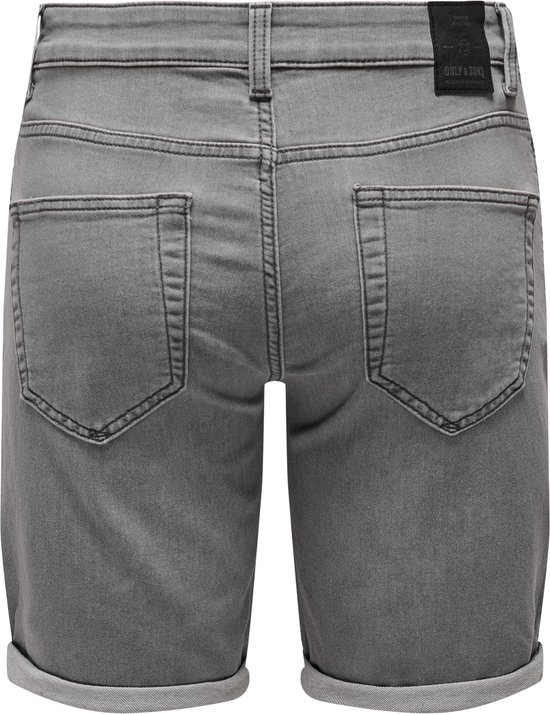 Achterkant van een grijze denim short met twee achterzakken.