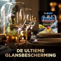 Glaasjes en een Finish Powerball Ultimate Infinity Shine verpakking op een gedekte tafel.