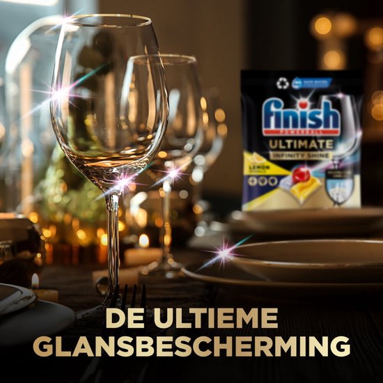 Glaasjes en een Finish Powerball Ultimate Infinity Shine verpakking op een gedekte tafel.