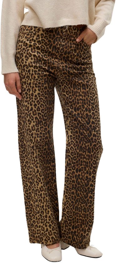Damesjeans met luipaardprint, hoge taille, wijde pijpen, zijaanzicht met gebreide trui.