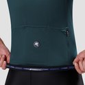 Detail van een donkergroen fietsshirt met een logo en een gestreepte zoom met merknaam.