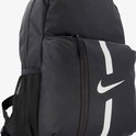 Zwarte Nike rugzak met twee witte verticale strepen en een Nike logo, close-up.