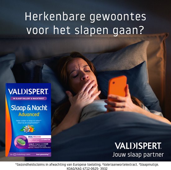 Vrouw gaapt en kijkt op haar telefoon in bed. Productverpakking Valdispert Slaap & Nacht Advanced.