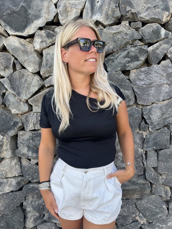 The Brand Remarkable - Zonnebril Unisex - Zonnebril Dames - Zonnebril Heren - Vierkante Zonnebril - Grijs / Blauw - UV400 - Luxe, Duurzame & Trendy Zonnebril - Designer Zonnebril - Mode Zonnebril 2025 - Inclusief Beschermhoes - Polariserend Look van The Brand Remarkable — afbeelding 5