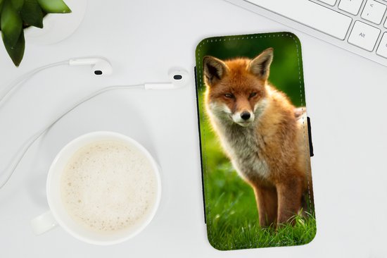 Telefoonhoesje Geschikt voor iPhone 11 Pro Max telefoonhoesje - Vos - Licht - Gras - Met vakjes - Wallet case met magneetsluiting