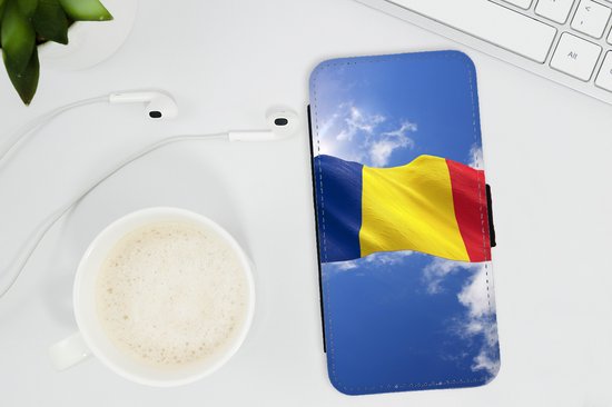 Telefoonhoesje Geschikt voor iPhone 8 telefoonhoesje - De vlag van Roemenië wappert in de lucht - Met vakjes - Wallet case met magneetsluiting