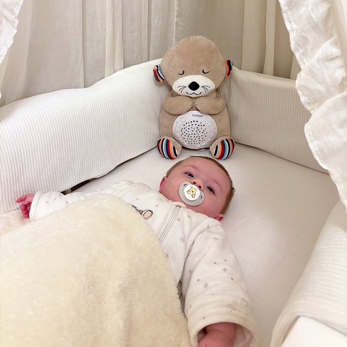 LUVION® Otter Knuffel - Sterrenhemelprojector - White noise machine voor baby en kind - Interactieve knuffel 30cm met hartslag geluid, slaapliedjes en sterrenhemel projector — afbeelding 6