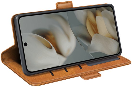 Bruine wallet case met een smartphone erin geplaatst en schuin omhoog gekanteld.