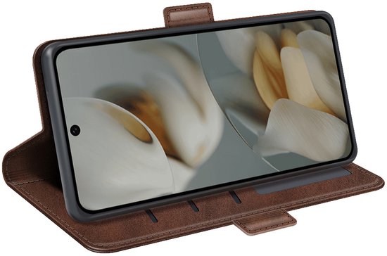 Bruine telefoonhoes met klep in boekstijl, telefoon geopend met deksel op standaard.