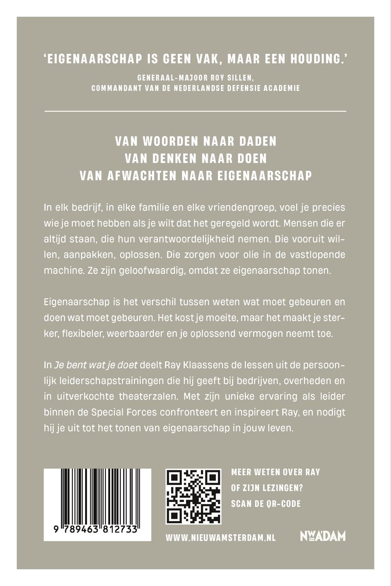 Achterkant van het boek 'Je bent wat je doet' van Ray Klaassens met een QR-code en tekst.
