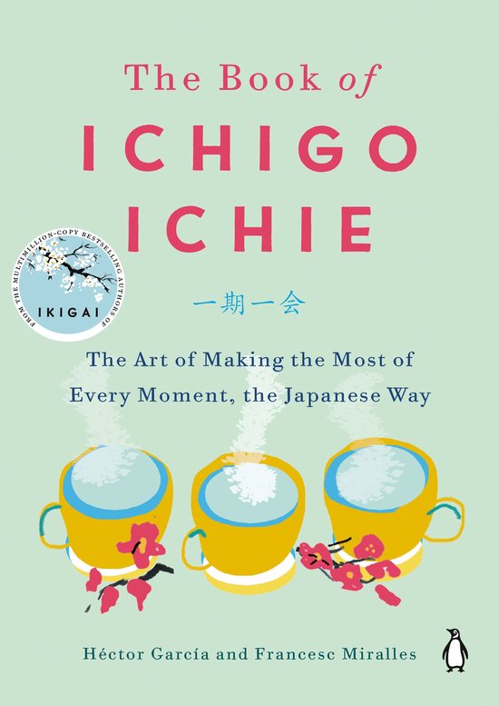 De kaft van 'The Book of Ichigo Ichie' toont de titel in roze en rode letters op een lichtgroene achtergrond, met drie gele mokken met stoom en bloeiende takken.