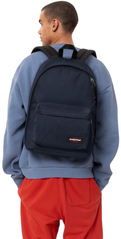 Man draagt een donkerblauwe Eastpak rugzak, rugaanzicht.