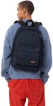 Man draagt een donkerblauwe Eastpak rugzak, rugaanzicht.
