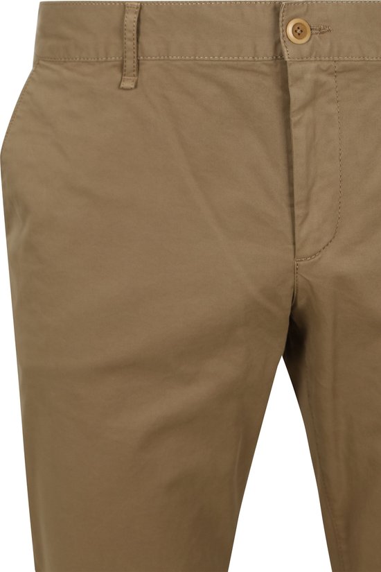 Sluiting van een beige chino broek met beige knoop en riemlussen.