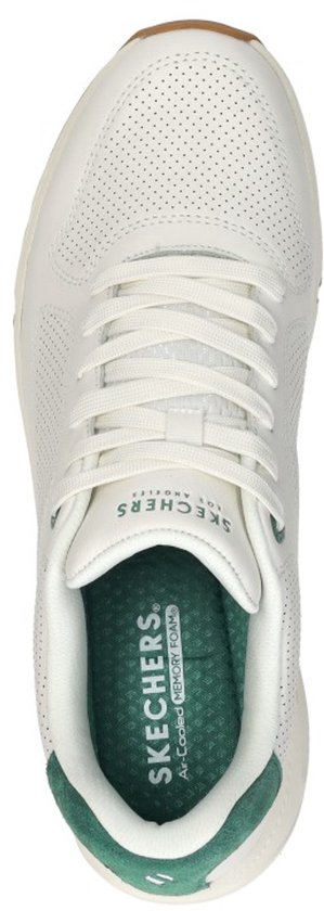 Bovenkant van een witte Skechers sneaker met groene hiel en Sketchers logo op de binnenzool.