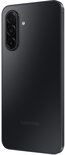 Zijaanzicht van een zwarte Samsung Galaxy A17 5G smartphone met een drievoudige camera.