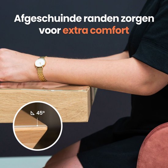 Afgeschuinde randen van tafelzeil (45°) zorgen voor comfort, een vrouw leunt op een tafel.