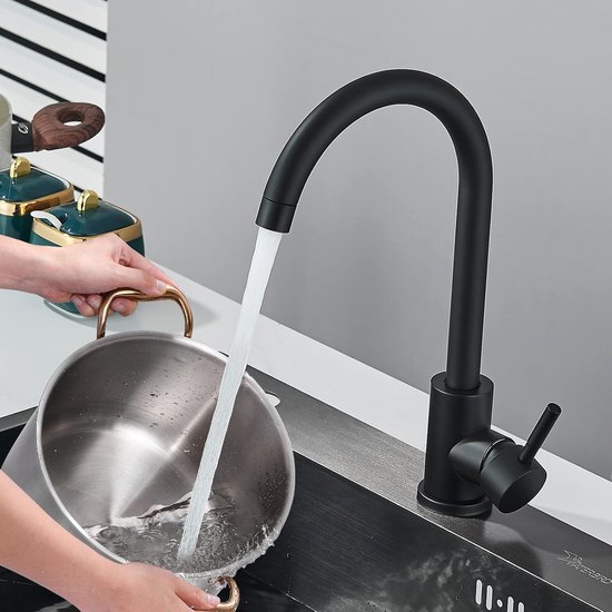 Zwarte keukenkraan met hoge uitloop, vult een pan met water in een gootsteen.